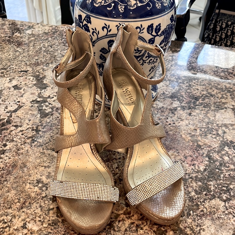 Kenneth Cole Reaction Muted Gold Heels Size 9